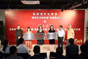 活動育人丨體驗篆刻技藝 感受藝術熏陶 桃浦中學組織學生參觀普陀區文化館藝術作品展覽